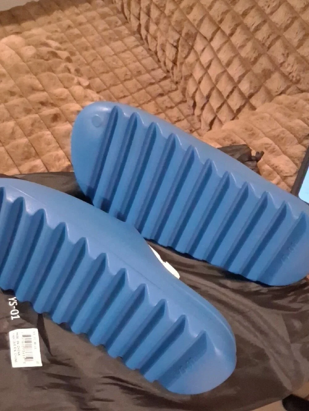 Yeezy Slide in Bright Blue